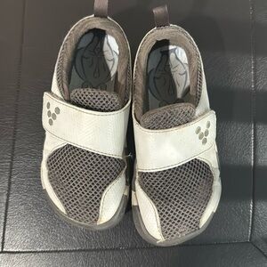 Vivobarefoot preschool kids size EU 26k, US 9.5, shoes.